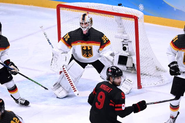 NIEDERBERGER Mathias Torwart Team GER Eishockey Spiel Vorrunde Kanada - Deutschland am Donnerstag den 10.02.2022 in Beijing Olympische Winterspiele 2022 in Peking China