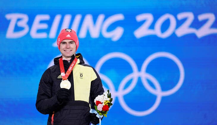 Sport Themen der Woche KW06 Sport Bilder des Tages (220210) -- ZHANGJIAKOU, Feb. 10, 2022 -- Gold medalist Vinzenz Geiger of Germany poses during the awarding ceremony of Nordic Combined Individual Gundersen Normal Hill 10km at Zhangjiakou Medals Plaza of the Winter Olympics in Zhangjiakou, north China s Hebei Province, Feb. 10, 2022. ) (BEIJING2022)CHINA- ZHANGJIAKOU-OLYMPIC Winter games, Winterspiele,Spiele, Summer games AWARDING CEREMONY (CN) DaixTianfang 