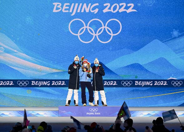 (220210) -- ZHANGJIAKOU, Feb. 10, 2022 -- Gold medalist Therese Johaug (C) of Norway, silver medalist Kerttu Niskanen (L) of Finland and bronze medalist Krista Parmakoski of Finland pose during the awarding ceremony of cross-country skiing women s 10km classic at Zhangjiakou Medals Plaza of the Winter Olympics in Zhangjiakou, north China s Hebei Province, Feb. 10, 2022. ) (BEIJING2022)CHINA- ZHANGJIAKOU-OLYMPIC Winter games, Winterspiele,Spiele, Summer games AWARDING CEREMONY (CN) FengxKaihua 
