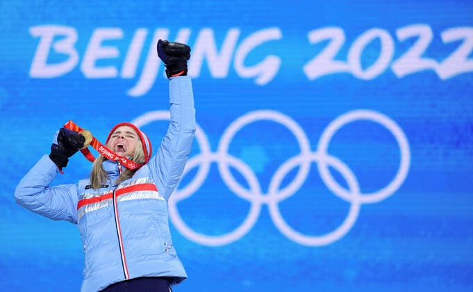 Sport Bilder des Tages (220210) -- ZHANGJIAKOU, Feb. 10, 2022 -- Gold medalist Therese Johaug of Norway reacts during the awarding ceremony of cross-country skiing women s 10km classic at Zhangjiakou Medals Plaza of the Winter Olympics in Zhangjiakou, north China s Hebei Province, Feb. 10, 2022. ) (BEIJING2022)CHINA- ZHANGJIAKOU-OLYMPIC Winter games, Winterspiele,Spiele, Summer games AWARDING CEREMONY (CN) DaixTianfang 