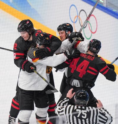 (220210) -- BEIJING, Feb. 10, 2022 -- Athletes react during Ice hockey, Eishockey men s Group A match between Canada and Germany at Wukesong Sports Centre in Beijing, capital of China, Feb. 10, 2022. ) (BEIJING2022)CHINA-BEIJING-OLYMPIC Winter games, Winterspiele,Spiele, Summer games ICE HOCKEY-MEN S PRELIMINARY-CANADA VS GERMANY (CN) MengxYongmin 