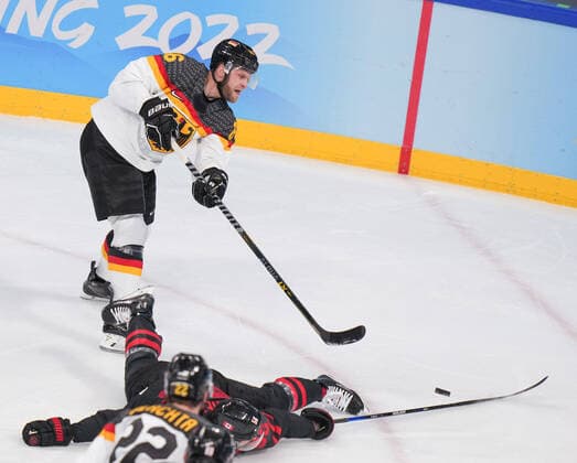 (220210) -- BEIJING, Feb. 10, 2022 -- Daniel Pietta (top) of Germany competes during Ice hockey, Eishockey men s Group A match between Canada and Germany at Wukesong Sports Centre in Beijing, capital of China, Feb. 10, 2022. ) (BEIJING2022)CHINA-BEIJING-OLYMPIC Winter games, Winterspiele,Spiele, Summer games ICE HOCKEY-MEN S PRELIMINARY-CANADA VS GERMANY (CN) MengxYongmin 
