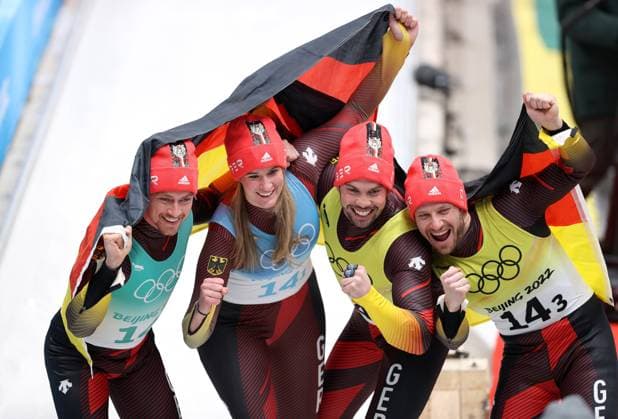 Bilder des Jahres 2022, Sport 02 Februar Sport Themen der Woche KW06 Sport Bilder des Tages (220210) -- BEIJING, Feb. 10, 2022 -- Athletes of Germany celebrate after the luge team relay competition at the Yanqing National Sliding Centre in Yanqing district of Beijing, capital of China, Feb. 10, 2022. ) (BEIJING2022)CHINA-BEIJING-YANQING-OLYMPIC Winter games, Winterspiele,Spiele, Summer games LUGE-TEAM RELAY (CN) YaoxJianfeng 