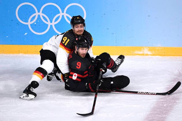 Sport Bilder des Tages MUELLER Moritz Kapitaen Team GER mit KNIGHT Corbin CAN Eishockey Spiel Vorrunde Kanada - Deutschland am Donnerstag den 10.02.2022 in Beijing Olympische Winterspiele 2022 in Peking China