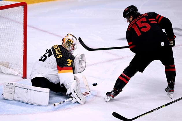 NIEDERBERGER Mathias Torwart Team GER mit TAMBELLINI Adam CAN Eishockey Spiel Vorrunde Kanada - Deutschland am Donnerstag den 10.02.2022 in Beijing Olympische Winterspiele 2022 in Peking China