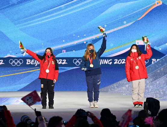 (220210) -- ZHANGJIAKOU, Feb. 10, 2022 -- Gold medalist Chloe Kim (C) of the United States, silver medalist Queralt Castellet (L) of Spain and bronze medalist Tomita Sena of Japan react during the awarding ceremony of women s snowboard halfpipe at Zhangjiakou Medals Plaza of the Winter Olympics in Zhangjiakou, north China s Hebei Province, Feb. 10, 2022. ) (BEIJING2022)CHINA- ZHANGJIAKOU-OLYMPIC Winter games, Winterspiele,Spiele, Summer games AWARDING CEREMONY (CN) FengxKaihua 