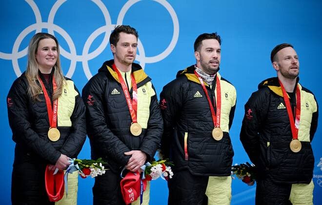 China Olympics 2022 Medal Ceremony 8110686 10.02.2022 Gold medalists Germany s Natalie Geisenberger, Johannes Ludwig, Tobias Wendl and Tobias Arlt pose on the podium during the medal ceremony for the luge team relay event of the Beijing 2022 Winter Olympic Games, Olympische Spiele, Olympia, OS at the National Sliding Centre in Yanqing, China. Vladimir Astapkovich Sputnik Beijing China  Copyright: xVladimirxAstapkovichx