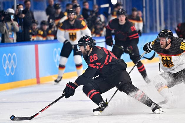 (220210) -- BEIJING, Feb. 10, 2022 -- Daniel Winnik (L) of Canada competes during Ice hockey, Eishockey men s Group A match between Canada and Germany at Wukesong Sports Centre in Beijing, capital of China, Feb. 10, 2022. ) (BEIJING2022)CHINA-BEIJING-OLYMPIC Winter games, Winterspiele,Spiele, Summer games ICE HOCKEY-MEN S PRELIMINARY-CANADA VS GERMANY (CN) SongxYanhua 