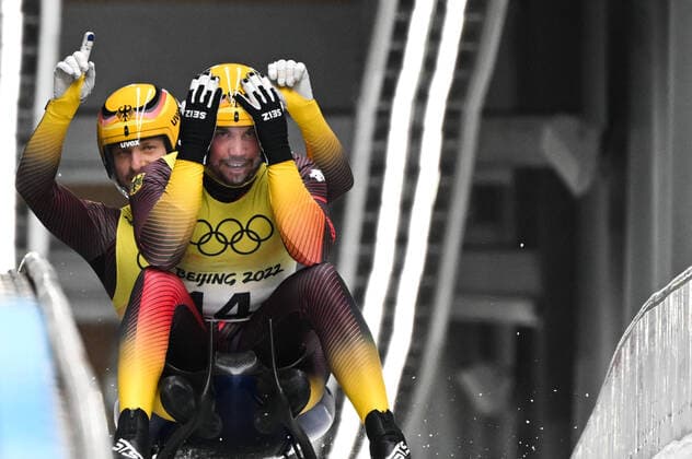 Bilder des Jahres 2022, Sport 02 Februar Sport Themen der Woche KW06 Sport Bilder des Tages China Olympics 2022 Luge Team Relay 8110775 10.02.2022 Germany s Tobias Wendl and Tobias Arlt cheer at the finish line in the luge team relay competition during the Beijing 2022 Winter Olympic Games, Olympische Spiele, Olympia, OS at the National Sliding Centre in Yanqing, China. Vladimir Astapkovich Sputnik Beijing China  Copyright: xVladimirxAstapkovichx