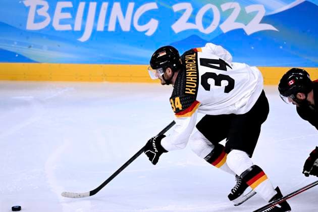 KUEHNHACKL Tom Team GER Eishockey Spiel Vorrunde Kanada - Deutschland am Donnerstag den 10.02.2022 in Beijing Olympische Winterspiele 2022 in Peking China *** KUEHNHACKL Tom Team GER ice hockey game preliminary round Canada Germany on Thursday the 10 02 2022 in Beijing Olympic Winter Games 2022 in Beijing China