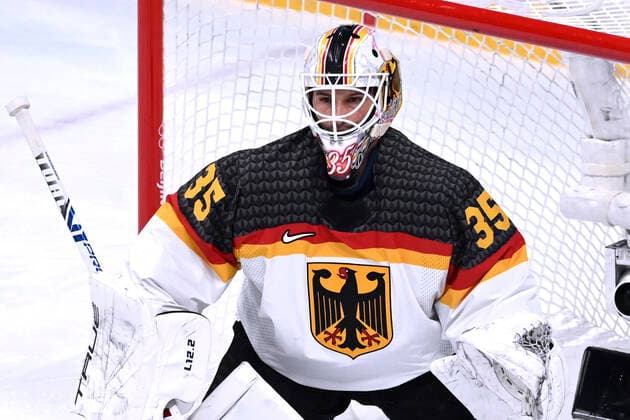 NIEDERBERGER Mathias Torwart Team GER Eishockey Spiel Vorrunde Kanada - Deutschland am Donnerstag den 10.02.2022 in Beijing Olympische Winterspiele 2022 in Peking China