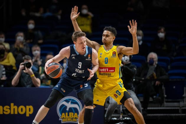 Basketball Berlin 02.02.2022 Saison 2021 2022 Euroleague Regular Season Alba Berlin - Zenit St. Petersburg Dmitry Kulagin (St. Petersburg, No.09) Maodo Lo (Alba Berlin, No.00)