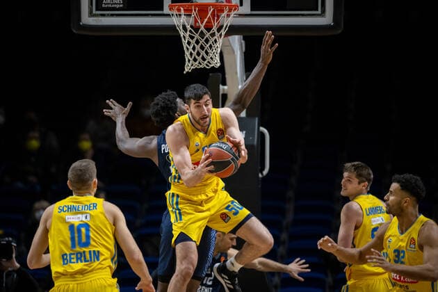 Basketball Berlin 02.02.2022 Saison 2021 2022 Euroleague Regular Season Alba Berlin - Zenit St. Petersburg Javel Zoosman (Alba Berlin, No.50) Alex Poythress (St. Petersburg, No.22)