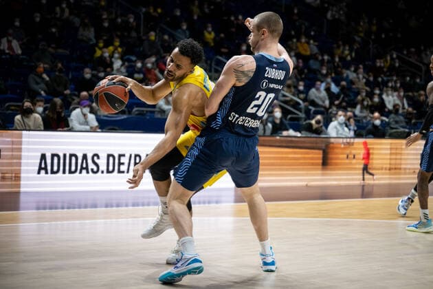 Basketball Berlin 02.02.2022 Saison 2021 2022 Euroleague Regular Season Alba Berlin - Zenit St. Petersburg Johannes Thiemann (Alba Berlin, No.32) Andrey Zubkov (St. Petersburg, No.20)