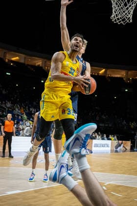 Basketball Berlin 02.02.2022 Saison 2021 2022 Euroleague Regular Season Alba Berlin - Zenit St. Petersburg Johannes Thiemann (Alba Berlin, No.32) Mindaugas Kuzminskas (St. Petersburg, No.19)