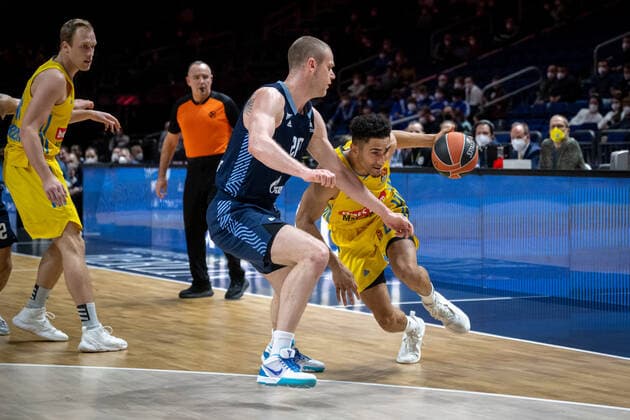 Basketball Berlin 02.02.2022 Saison 2021 2022 Euroleague Regular Season Alba Berlin - Zenit St. Petersburg Maodo Lo (Alba Berlin, No.00) Andrey Zubkov (St. Petersburg, No.20)