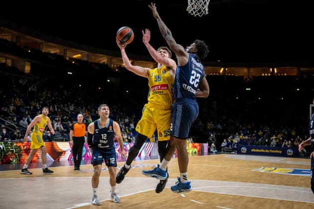 Basketball Berlin 02.02.2022 Saison 2021 2022 Euroleague Regular Season Alba Berlin - Zenit St. Petersburg Ben Lammers (Alba Berlin, No.55) Alex Poythress (St. Petersburg, No.22)