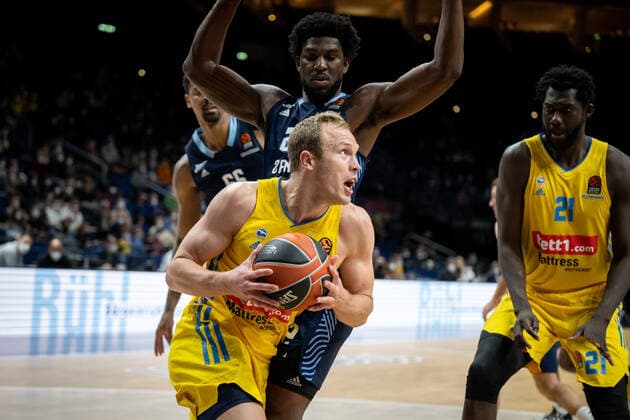Basketball Berlin 02.02.2022 Saison 2021 2022 Euroleague Regular Season Alba Berlin - Zenit St. Petersburg Luke Sikma (Alba Berlin, No.43) Alex Poythress (St. Petersburg, No.22)