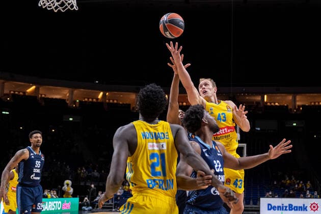 Basketball Berlin 02.02.2022 Saison 2021 2022 Euroleague Regular Season Alba Berlin - Zenit St. Petersburg Luke Sikma (Alba Berlin, No.43) Alex Poythress (St. Petersburg, No.22) Christ Koumadje (Alba Berlin, No.21)