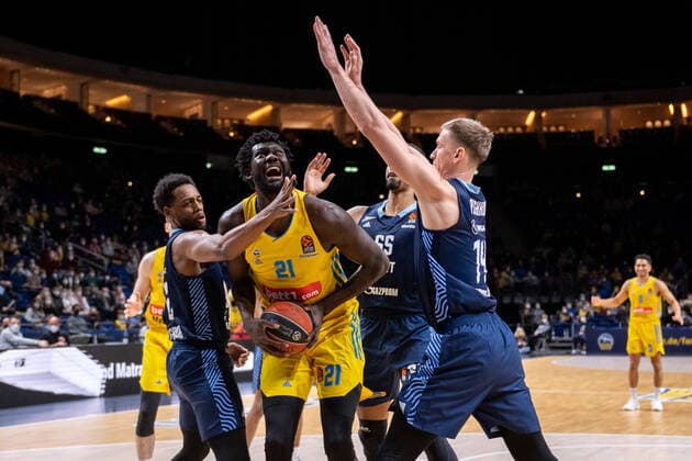 Basketball Berlin 02.02.2022 Saison 2021 2022 Euroleague Regular Season Alba Berlin - Zenit St. Petersburg Christ Koumadje (Alba Berlin, No.21) Mindaugas Kuzminskas (St. Petersburg, No.19) Jordan Mickey (St. Petersburg, No.55) Jordan Loyd (St. Petersburg, No.02)