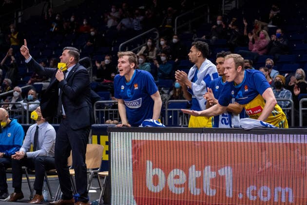 Basketball Berlin 02.02.2022 Saison 2021 2022 Euroleague Regular Season Alba Berlin - Zenit St. Petersburg Jubel Alba Sebastian Trzcionka (Alba Berlin, Assistenztrainer) Malte Delow (Alba Berlin, No.06) Oscar Da Silva (Alba Berlin, No.01) Maodo Lo (Alba Berlin, No.00) Luke Sikma (Alba Berlin, No.43) vlnr.