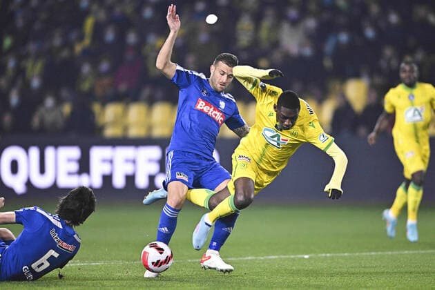 Sport Bilder des Tages Randal Kolo Muani (Nantes) vs Dominique Guidi (Bastia) Joris Sainati (Bastia) FOOTBALL : FC Nantes vs SC Bastia - Coupe de France - 10 02 2022 JBAutissier Panoramic 