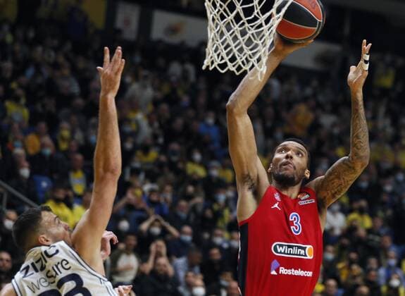 Israel Basketball Euroleague Maccabi - CSKA 8110896 10.02.2022 CSKA s Joel Bolomboy, right, and Maccabi s Ante Zizic struggle for a ball during the Euroleague basketball match between Maccabi Tel-Aviv and CSKA Moscow, in Tel-Aviv, Israel. Mikhail Serbin Sputnik Tel-Aviv Israel  Copyright: xMikhailxSerbinx