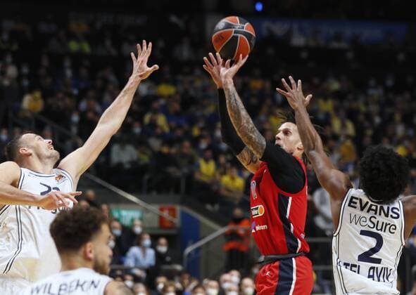 Israel Basketball Euroleague Maccabi - CSKA 8110898 10.02.2022 Maccabi s Keenan Evans, CSKA s Daniel Hackett and Maccabi s Ante Zizic struggle for a ball during the Euroleague basketball match between Maccabi Tel-Aviv and CSKA Moscow, in Tel-Aviv, Israel. Mikhail Serbin Sputnik Tel-Aviv Israel  Copyright: xMikhailxSerbinx