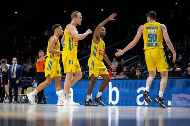 Basketball Berlin 02.02.2022 Saison 2021 2022 Euroleague Regular Season Alba Berlin - Zenit St. Petersburg Jubel Alba Jaleen Smith (Alba Berlin, No.03) Javel Zoosman (Alba Berlin, No.50) Luke Sikma (Alba Berlin, No.43) Maodo Lo (Alba Berlin, No.00)