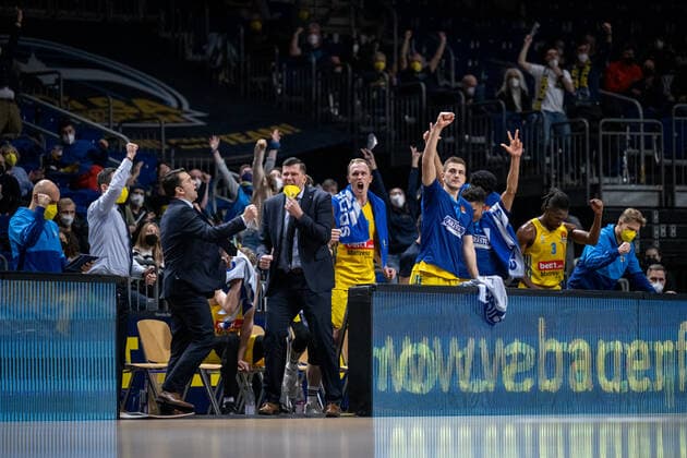 Basketball Berlin 02.02.2022 Saison 2021 2022 Euroleague Regular Season Alba Berlin - Zenit St. Petersburg Jubel Alba Israel Gonzalez (Alba Berlin, Trainer) Sebastian Trzcionka (Alba Berlin, Assistenztrainer) Luke Sikma (Alba Berlin, No.43) Tim Schneider (Alba Berlin, No.10) und andere