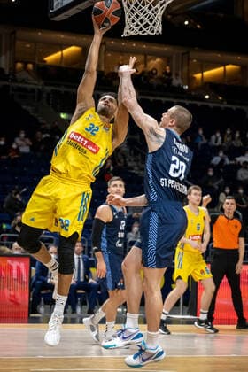 Basketball Berlin 02.02.2022 Saison 2021 2022 Euroleague Regular Season Alba Berlin - Zenit St. Petersburg Johannes Thiemann (Alba Berlin, No.32) Andrey Zubkov (St. Petersburg, No.20)