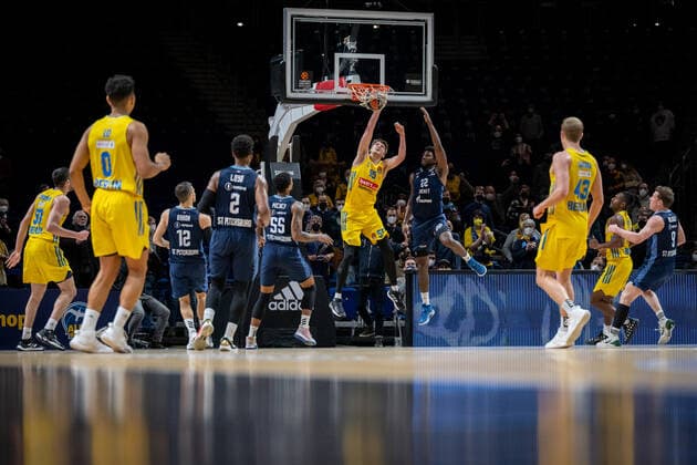 Basketball Berlin 02.02.2022 Saison 2021 2022 Euroleague Regular Season Alba Berlin - Zenit St. Petersburg Ben Lammers (Alba Berlin, No.55) Alex Poythress (St. Petersburg, No.22)