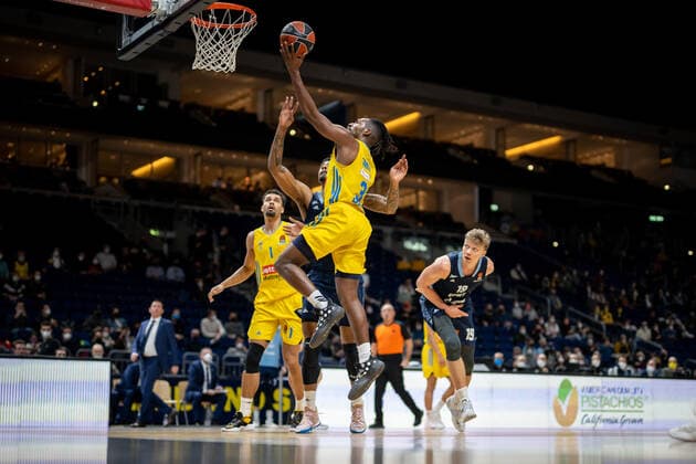 Basketball Berlin 02.02.2022 Saison 2021 2022 Euroleague Regular Season Alba Berlin - Zenit St. Petersburg Jaleen Smith (Alba Berlin, No.03) Jordan Mickey (St. Petersburg, No.55)