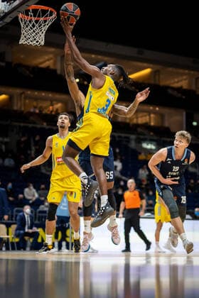 Basketball Berlin 02.02.2022 Saison 2021 2022 Euroleague Regular Season Alba Berlin - Zenit St. Petersburg Jaleen Smith (Alba Berlin, No.03) Jordan Mickey (St. Petersburg, No.55)