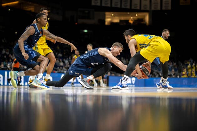 Basketball Berlin 02.02.2022 Saison 2021 2022 Euroleague Regular Season Alba Berlin - Zenit St. Petersburg Tamir Blatt (Alba Berlin, No.45) Anton Pushkov (St. Petersburg, No.14)