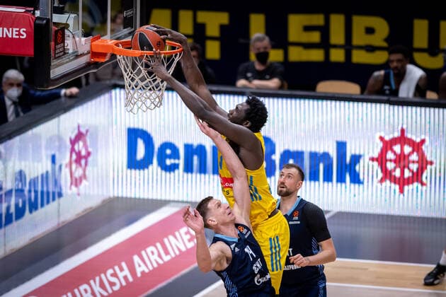 Basketball Berlin 02.02.2022 Saison 2021 2022 Euroleague Regular Season Alba Berlin - Zenit St. Petersburg Christ Koumadje (Alba Berlin, No.21) Anton Pushkov (St. Petersburg, No.14) Sergey Karasev (St. Petersburg, No.07)