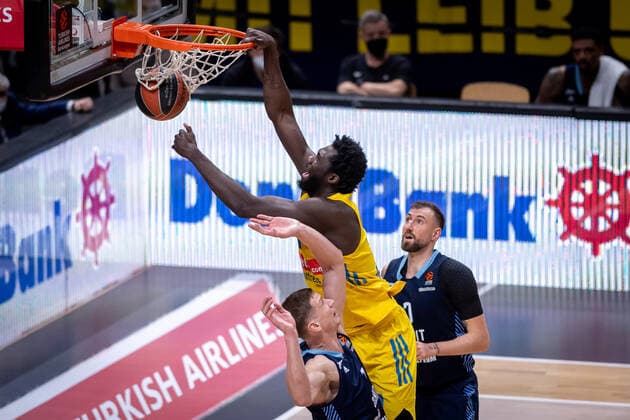 Sport Bilder des Tages Basketball Berlin 02.02.2022 Saison 2021 2022 Euroleague Regular Season Alba Berlin - Zenit St. Petersburg Christ Koumadje (Alba Berlin, No.21) Anton Pushkov (St. Petersburg, No.14) Sergey Karasev (St. Petersburg, No.07)