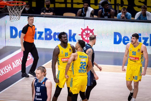 Basketball Berlin 02.02.2022 Saison 2021 2022 Euroleague Regular Season Alba Berlin - Zenit St. Petersburg Jubel Alba Christ Koumadje (Alba Berlin, No.21) Johannes Thiemann (Alba Berlin, No.32)