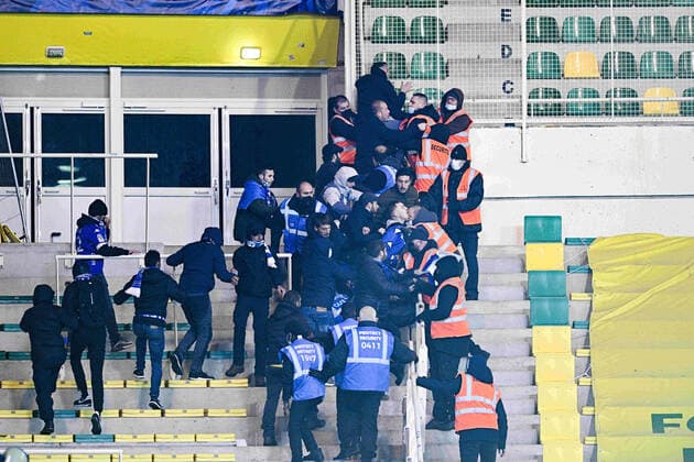Fußball, Coupe de France, FC Nantes - SC Bastia Incidents en fin de match avec les supporters mecontents du SC Bastia lancant des sieges aux supporters du FC Nantes FOOTBALL : FC Nantes vs SC Bastia - Coupe de France - 10 02 2022 JBAutissier Panoramic 