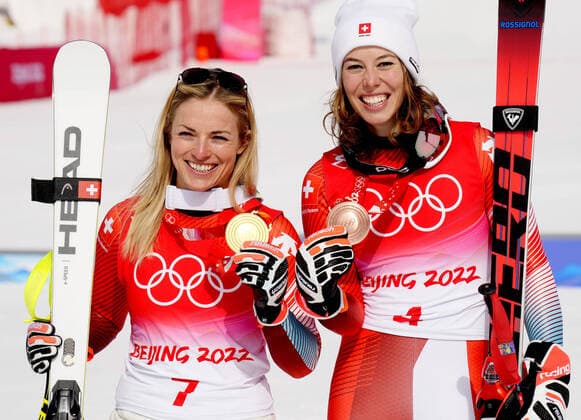 Bilder des Jahres 2022, Sport 02 Februar Sport Themen der Woche KW06 Sport Bilder des Tages Lara Gut-Behrami (L) and Michelle Gisin both of Switzerland shows off their gold (L) and bronze medals in women s Super-G at the Winter Olympics in Beijing on Friday February 11, 2022.  OLY20220211407 RICKxTxWILKING