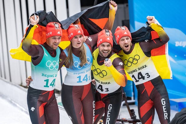CHN, Olympische Winterspiele, Peking 2022 10.02.2022, National Sliding Centre, Yanqing, CHN, Olympische Winterspiele, Peking 2022, Rodeln, Teamstaffel, im Bild Goldmedaillengewinner und Olympiasieger Team Deutschland mit Natalie Geisenberger (GER), Johannes Ludwig (GER), Tobias Wendl und Tobias Arlt (GER) Gold medalist and Olympic champion Team Germany with Natalie Geisenberger (GER) Johannes Ludwig (GER) Tobias Wendl und Tobias Arlt (GER) react after the Team Relay Competition for the Winter Olympic Games, Olympische Spiele, Olympia, OS Beijing 2022. National Sliding Centre in Yanqing, China on 2022 02 10. Yanqing China National Sliding Centre *** CHN, Winter Olympics, Beijing 2022 10 02 2022, National Sliding Centre, Yanqing, CHN, Winter Olympics, Beijing 2022, Luge, Team Relay, in the picture Gold medalist and Olympic champion Team Germany with Natalie Geisenberger GER , Johannes Ludwig GER , Tobias Wendl and Tobias Arlt GER Gold medalist and Olympic champion Team Germany with Natalie Geisenberger GER Johannes Ludwig GER Tobias Wendl and Tobias Arlt GER react after the Team Relay Competition for the Winter Olympic Games Beijing 2022 National Sliding Centre in Yanqing, China on 2022 02 10 Yanqing China National Sliding Centre