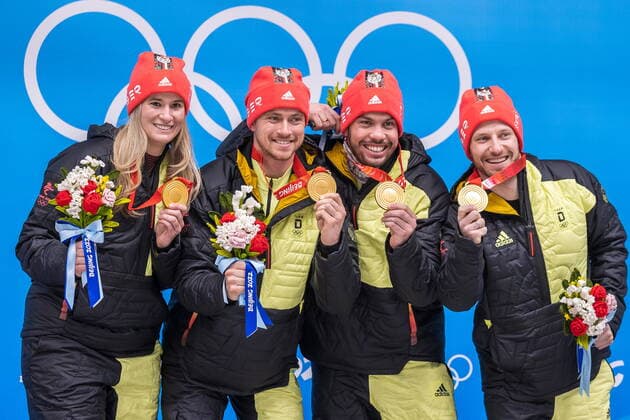 10.02.2022, National Sliding Centre, Yanqing, CHN, Olympische Winterspiele, Peking 2022, Rodeln, Teamstaffel, Medaillen Zeremonie, im Bild Goldmedaillengewinner und Olympiasieger Team Deutschland mit Natalie Geisenberger (GER), Johannes Ludwig (GER), Tobias Wendl und Tobias Arlt (GER) Gold medalist and Olympic champion Team Germany with Natalie Geisenberger (GER) Johannes Ludwig (GER) Tobias Wendl und Tobias Arlt (GER) during the Medal Award Ceremony of Team Relay Competition for the Winter Olympic Games, Olympische Spiele, Olympia, OS Beijing 2022. National Sliding Centre in Yanqing, China on 2022 02 10. Expa Yanqing *** 10 02 2022, National Sliding Centre, Yanqing, CHN, Winter Olympics, Beijing 2022, Luge, Team Relay, Medal Ceremony, in picture Gold medalist and Olympic champion Team Germany with Natalie Geisenberger GER , Johannes Ludwig GER , Tobias Wendl and Tobias Arlt GER Gold medalist and Olympic champion Team Germany with Natalie Geisenberger GER Johannes Ludwig GER Tobias Wendl and Tobias Arlt GER during the Medal Award Ceremony of Team Relay Competition for the Winter Olympic Games Beijing 2022 National Sliding Centre in Yanqing, China on 2022 02 10 Expa Yanqing  EP_gro