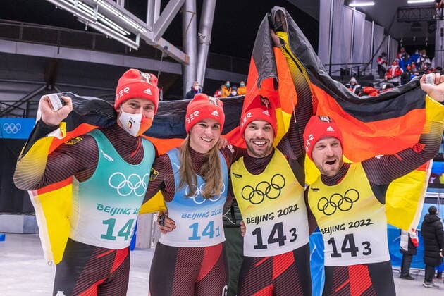 10.02.2022, National Sliding Centre, Yanqing, CHN, Olympische Winterspiele, Peking 2022, Rodeln, Teamstaffel, im Bild Goldmedaillengewinner und Olympiasieger Team Deutschland mit Natalie Geisenberger (GER), Johannes Ludwig (GER), Tobias Wendl und Tobias Arlt (GER) Gold medalist and Olympic champion Team Germany with Natalie Geisenberger (GER) Johannes Ludwig (GER) Tobias Wendl und Tobias Arlt (GER) react after the Team Relay Competition for the Winter Olympic Games, Olympische Spiele, Olympia, OS Beijing 2022. National Sliding Centre in Yanqing, China on 2022 02 10. Expa Yanqing *** 10 02 2022, National Sliding Centre, Yanqing, CHN, Winter Olympics, Beijing 2022, Luge, Team Relay, in picture Gold medalist and Olympic champion Team Germany with Natalie Geisenberger GER , Johannes Ludwig GER , Tobias Wendl and Tobias Arlt GER Gold medalist and Olympic champion Team Germany with Natalie Geisenberger GER Johannes Ludwig GER Tobias Wendl and Tobias Arlt GER react after the Team Relay Competition for the Winter Olympic Games Beijing 2022 National Sliding Centre in Yanqing, China on 2022 02 10 Expa Yanqing  EP_gro