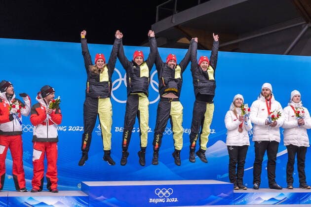 10.02.2022, National Sliding Centre, Yanqing, CHN, Olympische Winterspiele, Peking 2022, Rodeln, Teamstaffel, Medaillen Zeremonie, im Bild Goldmedaillengewinner und Olympiasieger Team Deutschland mit Natalie Geisenberger (GER), Johannes Ludwig (GER), Tobias Wendl und Tobias Arlt (GER) Gold medalist and Olympic champion Team Germany with Natalie Geisenberger (GER) Johannes Ludwig (GER) Tobias Wendl und Tobias Arlt (GER) during the Medal Award Ceremony of Team Relay Competition for the Winter Olympic Games, Olympische Spiele, Olympia, OS Beijing 2022. National Sliding Centre in Yanqing, China on 2022 02 10. Expa Yanqing