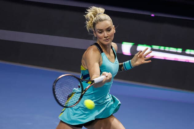St. Petersburg Ladies Trophy 2022 - Quarter-Finals Tereza Martincova of Czech Republic returns the ball to Irina-Camelia Begu of Romania during the women s singles quarterfinal match of the WTA, Tennis Damen 500 St. Petersburg Ladies Trophy 2022 International Tennis Tournament on February 11, 2022 at the Sibur Arena in Saint Petersburg, Russia. Saint Petersburg Russia  Copyright: xMikexKireevx originalFilename:kireev-stpeters220211_npfBf.jpg