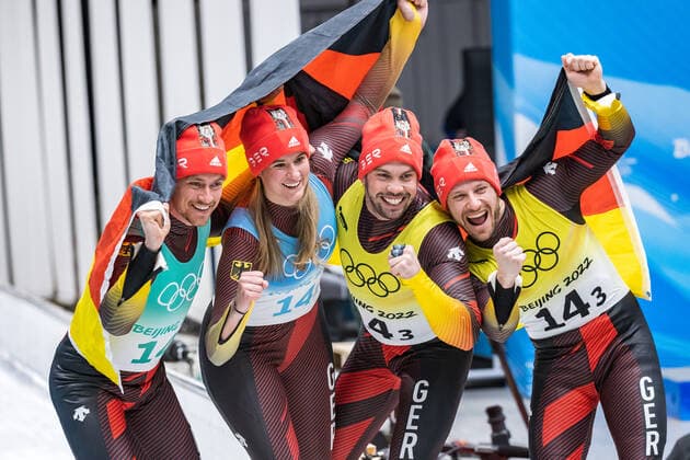 CHN, Olympische Winterspiele, Peking 2022 10.02.2022, National Sliding Centre, Yanqing, CHN, Olympische Winterspiele, Peking 2022, Rodeln, Teamstaffel, im Bild Goldmedaillengewinner und Olympiasieger Team Deutschland mit Natalie Geisenberger (GER), Johannes Ludwig (GER), Tobias Wendl und Tobias Arlt (GER) Gold medalist and Olympic champion Team Germany with Natalie Geisenberger (GER) Johannes Ludwig (GER) Tobias Wendl und Tobias Arlt (GER) react after the Team Relay Competition for the Winter Olympic Games, Olympische Spiele, Olympia, OS Beijing 2022. National Sliding Centre in Yanqing, China on 2022 02 10. Yanqing China National Sliding Centre *** CHN, Winter Olympics, Beijing 2022 10 02 2022, National Sliding Centre, Yanqing, CHN, Winter Olympics, Beijing 2022, Luge, Team Relay, in the picture Gold medalist and Olympic champion Team Germany with Natalie Geisenberger GER , Johannes Ludwig GER , Tobias Wendl and Tobias Arlt GER Gold medalist and Olympic champion Team Germany with Natalie Geisenberger GER Johannes Ludwig GER Tobias Wendl and Tobias Arlt GER react after the Team Relay Competition for the Winter Olympic Games Beijing 2022 National Sliding Centre in Yanqing, China on 2022 02 10 Yanqing China National Sliding Centre