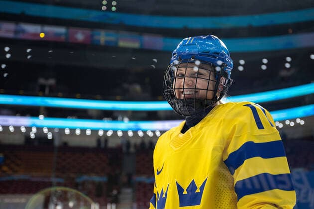 220211 Josefin Bouveng of Sweden ahead of an Ice hockey, Eishockey quarter final game between Canada and Sweden during day 7 of the 2022 Winter Olympics on February 11, 2022 in Beijing. Photo: Maxim ThorÃ BILDBYRAN kod MT MT0318 ishockey ice hockey Olympic Games, Olympische Spiele, Olympia, OS olympics winter olympics os ol olympiska spel vinter-os olympiske leker peking peking 2022 beijing 2022 beijing 2022 olympic games beijing 2022 winter olympic games peking-os beijing-ol vinter-ol 7 bbeng dam kvartsfinal sverige sweden kanada Copyright: MAXIMxTHORE BB220211MT101
