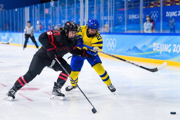 220211 Ella Shelton of Canada and Lina Ljungblom of Sweden in an Ice hockey, Eishockey quarter final game between Canada and Sweden during day 7 of the 2022 Winter Olympics on February 11, 2022 in Beijing. Photo: Maxim Thore BILDBYRAN kod MT MT0318 ishockey ice hockey Olympic Games, Olympische Spiele, Olympia, OS olympics winter olympics os ol olympiska spel vinter-os olympiske leker peking peking 2022 beijing 2022 beijing 2022 olympic games beijing 2022 winter olympic games peking-os beijing-ol vinter-ol 7 bbeng dam kvartsfinal sverige sweden kanada Copyright: MAXIMxTHORE BB220211MT109
