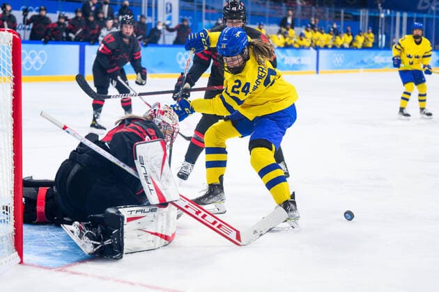 220211 Goaltender Emerance Maschmeyer of Canada and Felizia Wikner-Zienkiewicz of Sweden in an Ice hockey, Eishockey quarter final game between Canada and Sweden during day 7 of the 2022 Winter Olympics on February 11, 2022 in Beijing. Photo: Maxim Thore BILDBYRAN kod MT MT0318 ishockey ice hockey Olympic Games, Olympische Spiele, Olympia, OS olympics winter olympics os ol olympiska spel vinter-os olympiske leker peking peking 2022 beijing 2022 beijing 2022 olympic games beijing 2022 winter olympic games peking-os beijing-ol vinter-ol 7 bbeng dam kvartsfinal sverige sweden kanada Copyright: MAXIMxTHORE BB220211MT111