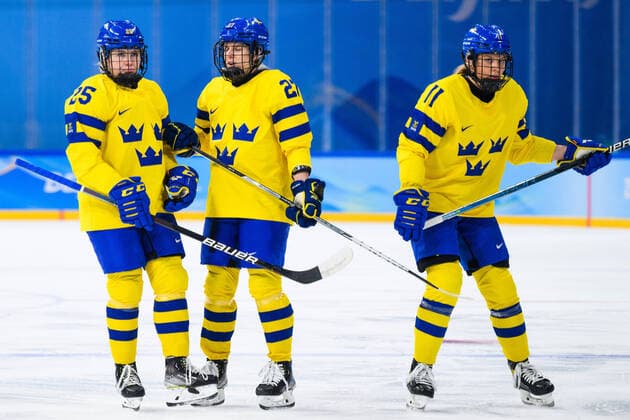 220211 Lina Ljungblom, Emma Nordin and Josefin Bouveng of Sweden looks dejected in an Ice hockey, Eishockey quarter final game between Canada and Sweden during day 7 of the 2022 Winter Olympics on February 11, 2022 in Beijing. Photo: Maxim Thore BILDBYRAN kod MT MT0318 ishockey ice hockey Olympic Games, Olympische Spiele, Olympia, OS olympics winter olympics os ol olympiska spel vinter-os olympiske leker peking peking 2022 beijing 2022 beijing 2022 olympic games beijing 2022 winter olympic games peking-os beijing-ol vinter-ol 7 bbeng dam kvartsfinal sverige sweden kanada dejection depp Copyright: MAXIMxTHORE BB220211MT112